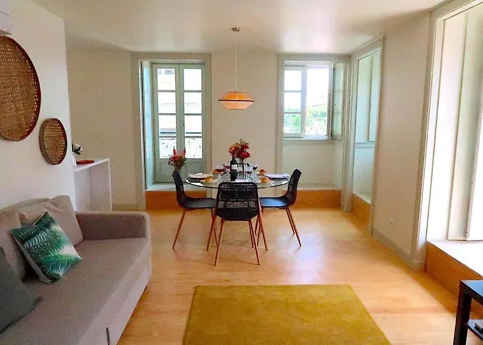 Castelo Superior Two Bedroom Apartment By Les Deux Mariettes
